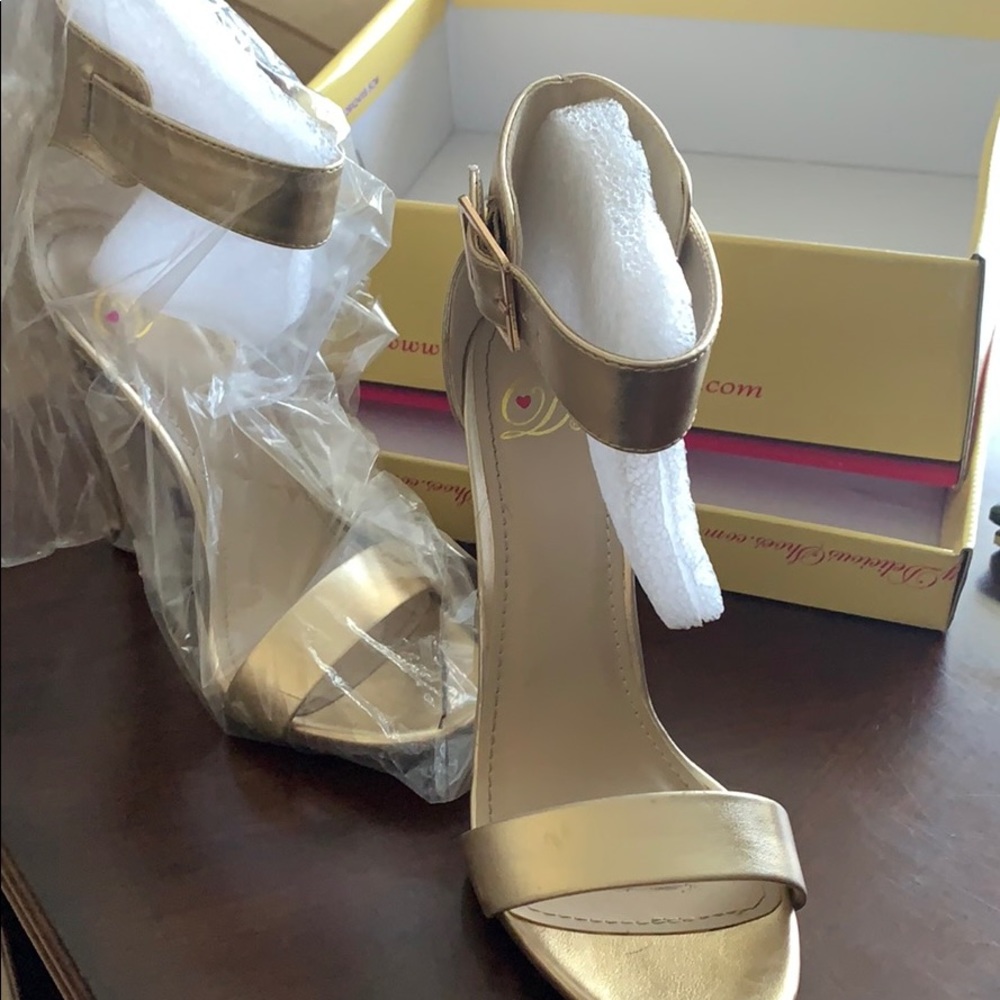 Gold high heels - Picture 2 of 4